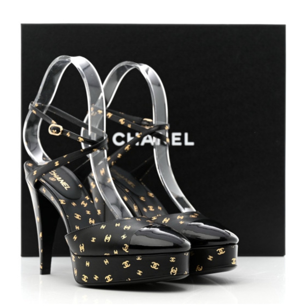 Chanel Interlocking CC Logo Pumps